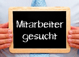 "Mitarbeiter gesucht" auf eine Tafel geschrieben